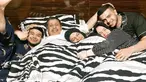 Potret kebersamaan Fadil (dari kiri), Pak Muh, Dilla, Mamah Fadil, Kak Yislam saat berpelukan di atas Kasur. Fadil dan keluarganya sering dijuluki sebagai keluarga cemara. (Instagram/@fadiljaidi)