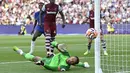 Kiper West Ham, Alphonse Areola menghalau bola pada laga pekan kedua Liga Inggris 2023/2024 melawan Chelsea di London Olympic Stadium, London, Minggu (20/08/2023) malam WIB. (AFP/Justin Tallis)
