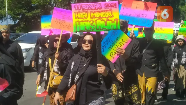 Prosesi kirab Pemilu 2024 di Banyuwangi untuk tikatkan partisipasi pemili (Hermawan Arifianto/Liputan6.com)