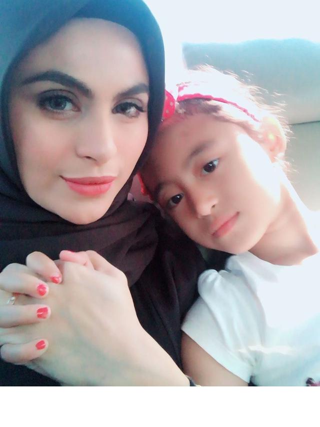 Takut Tarik Benang dan Operasi Plastik, Ini 7 Gaya Asha Shara dengan Makeup Sederhana