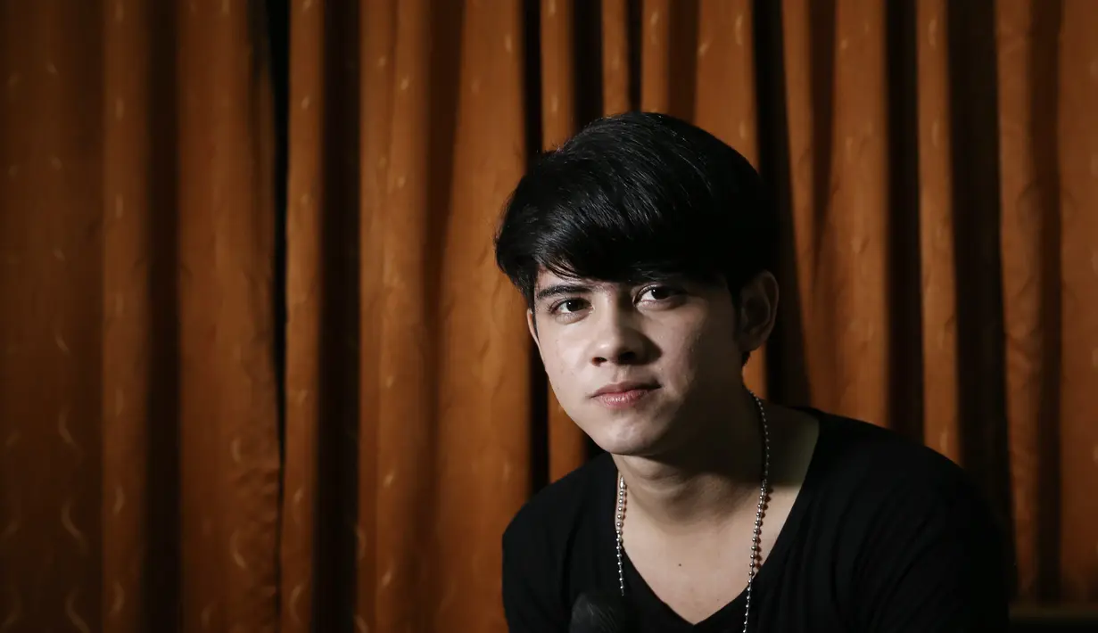 Aktor ganteng yang di idolakan banyak remaja putri itu mengunggah penampilan barunya dalam Instagram. Ia mengunggah foto denga kumis tipis dan memelihara jenggot. (Galih W. Satria/Bintang.com)