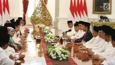 Presiden Joko Widodo (Jokowi) bertemu dengan para Qori dan Qoriah tingkat internasional dan nasional serta tokoh ulama di Istana Merdeka, Jakarta, Senin (12/6). (Liputan6.com/Angga Yuniar)