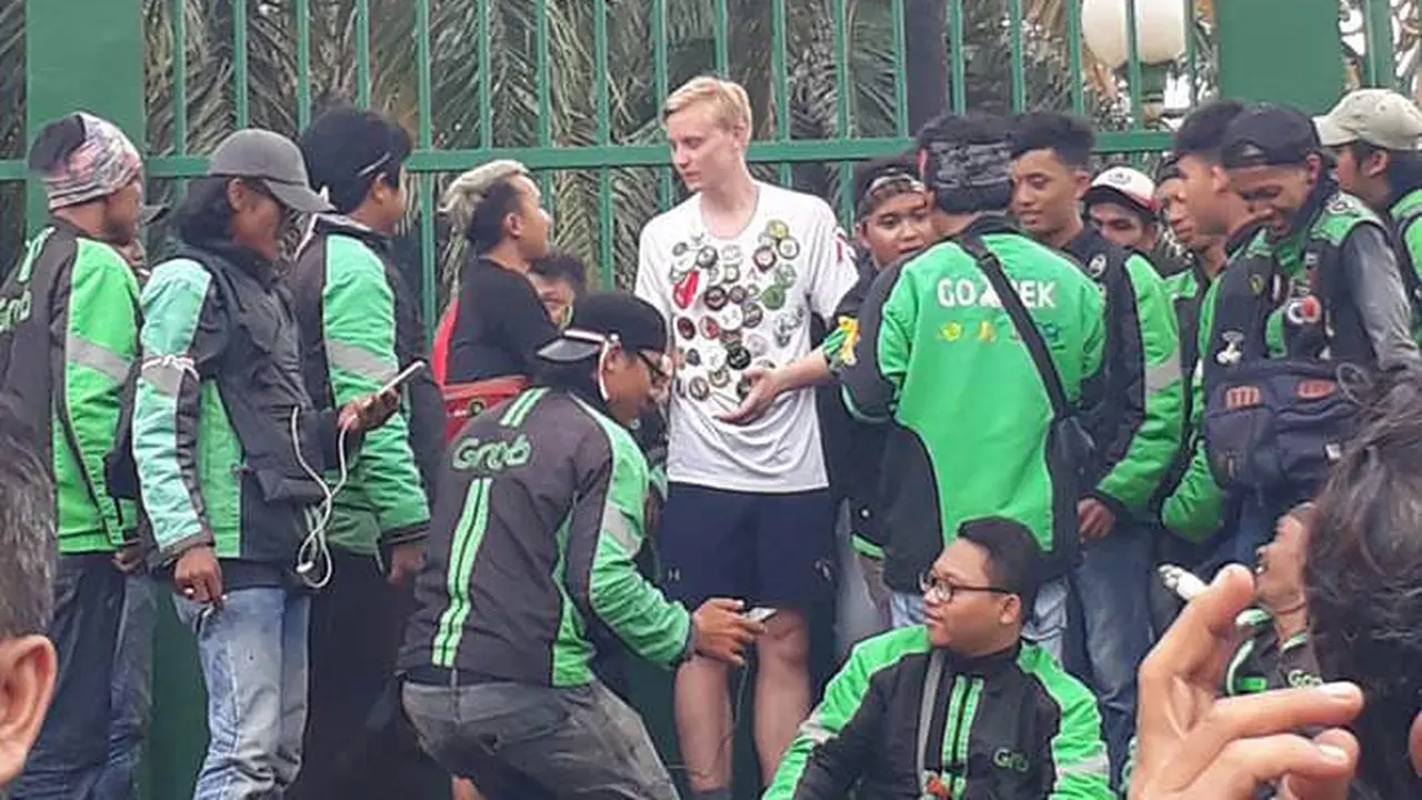 [Bintang] Bikin Heboh, Ada Bule di Demo Driver Ojek Online
