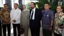 Ketua DPR Bambang Soesatyo bersama tamu undangan foto bersama dalam peluncuran buku Ketua  DPR, di gedung Nusantara, Kompleks Parlemen MPR/DPR-DPD, Senayan, Jakarta, Kamis (25/10). (Liputan6.com/Johan Tallo)