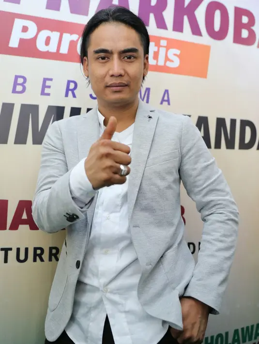 "Alhamdulillah aku bisa berkarya tanpa sedikitpun menyentuh narkoba. Jadi nggak ada tuh istilah pakai narkoba terus karya kita jadi lebih bagus. Aku sudah buktiin sendiri tanpa narkoba pun kita bisa lebih baik," kata Charly. (Adrian Putra/Bintang.com)