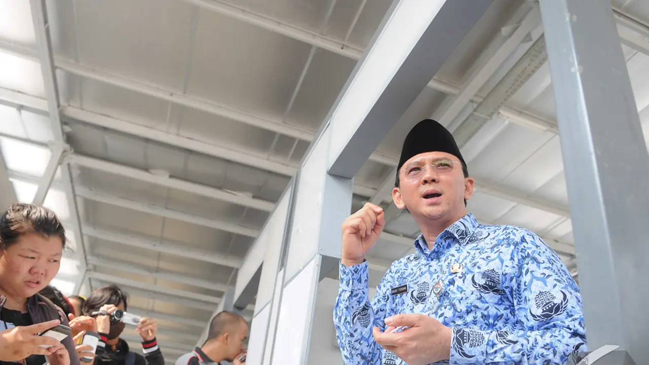 Ahok Blusukan ke Kios PKL Monas