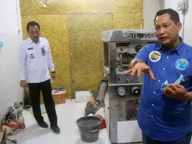 Kepala BNN Komjen Pol, Budi Waseso (kanan) menunjukkan barang bukti pencetak pil saat pengungkapan kasus pabrik pil PCC di Semarang, Jawa Tengah, Senin (4/12). Selain meringkus dua tersangka utama, BNN menyita 13 juta butir pil PCC. (Liputan6.com/Gholib)