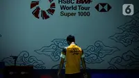 Pebulu tangkis tunggal putra Indonesia Jonatan Christie tertunduk usai kehilangan poin saat melawan wakil China Zhao Jun Peng pada babak 16 besar Indonesia Open 2022 di Istora Senayan, Jakarta, Kamis (16/6/2022). Jonatan Christie atau akrab disapa Jojo menyerah 12-21, 21-18, 14-21. (Liputan6.com/Faizal Fanani)