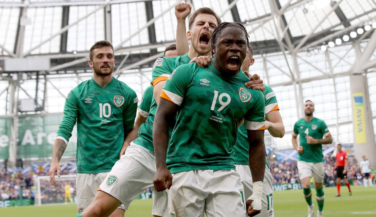 Selebrasi striker Republik Irlandia, Michael Obafemi setelah mencetak gol ke gawang Skotlandia pada laga Liga B Grup 1 UEFA Nations League 2022/2023 di Aviva Stadium, Dublin, Republik Irlandia (11/6/2022). Michael Obafemi dipinjam Burnley dari Swansea pada tengah musim 2022/2023. Pemain asal Republik Irlandia ini telah tampil dalam 28 laga di Championship dengan torehan 5 gol dan 2 assist. (AFP/Paul Faith)