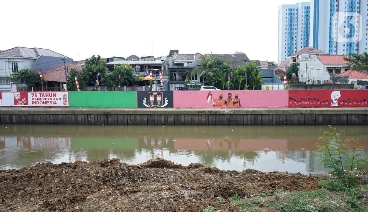 Mural bertema Kemerdekaan RI menghiasi dinding turap Sungai Ciliwung di kawasan Kampung Melayu, Jakarta, Minggu (16/8/2020). Mural karya petugas Pekerja Penanganan Sarana dan Prasarana Umum (PPSU) tersebut dibuat dalam rangka memeriahkan HUT ke-75 RI. (Liputan6.com/Immanuel Antonius)