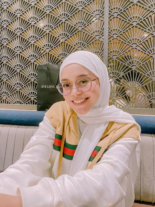 Lesti Kejora dalam Balutan Hijab Putih Penuh Pesona