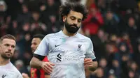 Ekspresi kekecewaan terpancar dari pemain Liverpool, Mohamed Salah (kanan) setelah gagal mengeksekusi penalti dalam pertandingan pekan ke-27 Premier League 2022/2023 melawan Bournemouth yang berlangsung di Vitality Stadium, Sabtu (11/3/2023) malam WIB. (AFP/Steve Bardens)