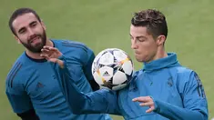 Pemain Real Madrid, Cristiano Ronaldo menahan bola dengan pundaknya saat sesi latihan di Allianz Stadium, Turin, Italia, Senin (2/4). Real Madrid akan menghadapi Juventus pada laga perempat final Liga Champions. (AFP PHOTO/Marco BERTORELLO)