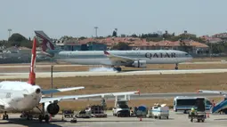 Sebuah Pesawat Qatar Airways mendarat darurat di Bandara Ataturk, Istanbul pada Kamis, (18/08) waktu setempat. Menurut juru bicara Qatar Airways, pendaratan dilakukan lantaran adanya gangguan dari burung yang tertabrak.(REUTERS/Stringer)