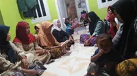 Warga menggelar pengajian di rumah Siti Aisyah. (Liputan6.com/Yandhi Deslatama)