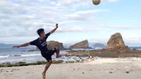 Pemain muda Madura United, Kevy Sahertian, berlatih di Pantai Payangan, Ambulu, Jember, Kamis sore (17/12/2020). (Bola.com/Aditya Wany)