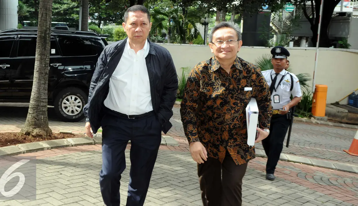 Mantan Direktur Utama PT Pelindo II Richard Joost Lino saat tiba di KPK, Jakarta, Jumat (5/2). RJ Lino diperiksa terkait dugaan kasus korupsi pengadaan quay container crane (QCC) tahun 2010. (Liputan6.com/Helmi Afandi)