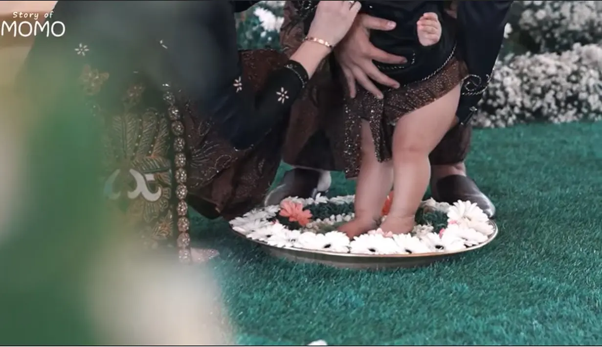 Tedak siten anak kedua Momo Geisha (Youtube/Momo Youtube Channel)