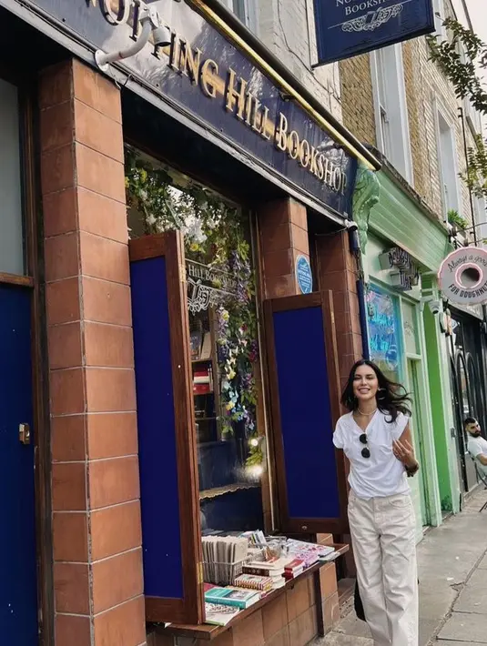 Begini potret cantik Sophia Latjuba jalan-jalan dalam perpaduan busana serba warna putih dipadukan dengan celana hitam. Selain momen santai, ia juga pamerkan senyuman indah. (instagram.com/sophia_latjuba88)