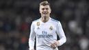 Toni Kroos diboyong Real Madrid pada 2014 silam dari Bayern Munchen. Kroos merupakan gelandang yang memiliki keahlian dalam passing pendek, passing jauh, dan shooting jarak jauh. Ia merupakan pemain dengan presentase passing paling tinggi yaitu sebanyak 92%. (AFP/Gabriel Bouys)