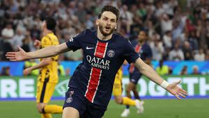 Pemain PSG, Khvicha Kvaratskhelia melakukan selebrasi setelah mencetak gol keempat timnya ke gawang Inter Milan dalam laga final Liga Champions 2024/2025 di Allianz Arena, Munchen, Jerman, Minggu (01/06/2025) dini hari WIB. (AFP/Franck Fife)