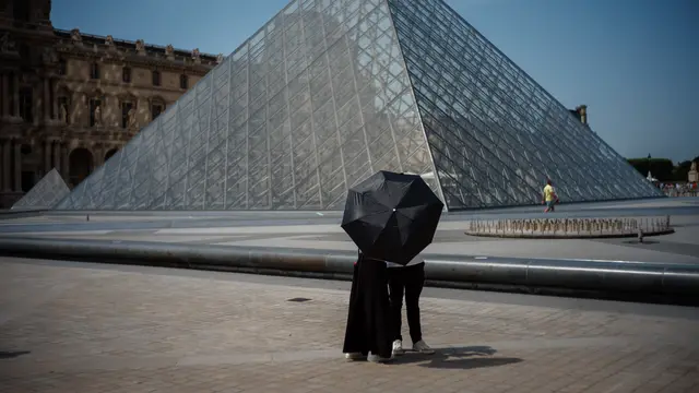 Menara Eiffel dan Museum Louvre Paris Terdampak Gelombang Panas Ekstrem di Eropa