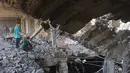 Serangan udara Israel juga menghantam sebuah bangunan yang digunakan sebagai tempat penampungan bagi pengungsi di kawasan Al-Zeitoun, selatan Kota Gaza. Tampak dalam foto, anak-anak Palestina memeriksa puing-puing bangunan yang rusak milik Kementerian Wakaf Agama, yang digunakan sebagai tempat penampungan bagi pengungsi di kawasan Zeitoun, Kota Gaza, pada Kamis 20 November 2025, sehari setelah bangunan tersebut menjadi sasaran serangan militer Israel. (Omar AL-QATTAA /AFP)