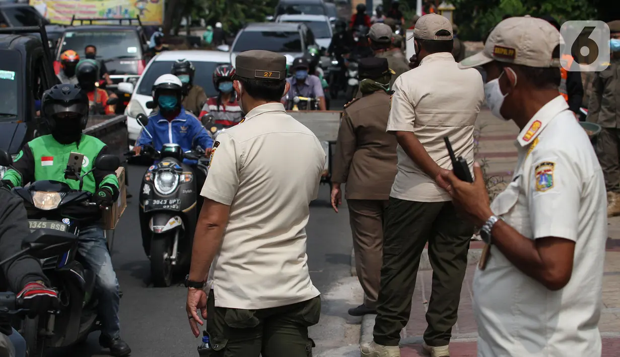 Petugas Satpol PP melakukan razia masker di Jalan Tanjung Duren Raya, Jakarta, Jumat (11/9/2020). Petugas Satpol PP gencar melakukan razia masker menyusul kasus COVID-19 di DKI Jakarta yang terus meningkat. (merdeka.com/Imam Buhori)