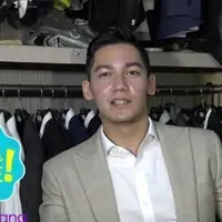 Terlalu grogi, Samuel Zylgwyn minta izin ke Franda untuk membuat contekan bacaan janji nikahnya.