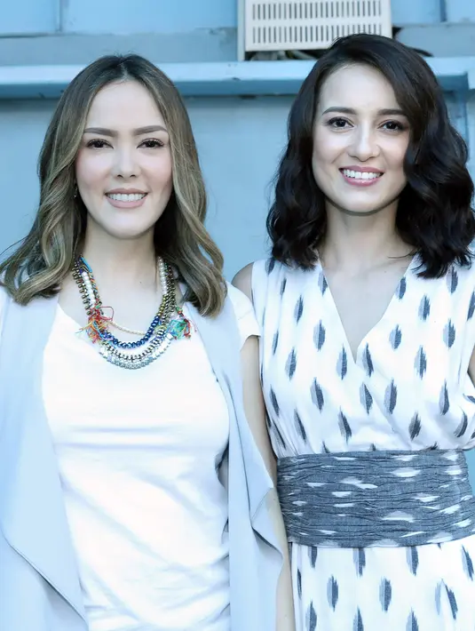 "Kaka Cathy udah seperti sahabat, kita ada hubungan darah tapi juga teman dan sahabat. Soulmate kalau ada masalah, sharing masalah hidup dia jadi orang pertama yang tahu," lanjut Julie Estelle. (Galih W. Satria/Bintang.com)