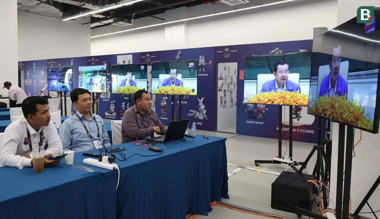 fasilitas yang tersedia disana terdapat WIFI, AC, meja, kursi, beberapa LCD TV dan disediakan juga makanan dan minuman. (Bola.com/Abdul Aziz)