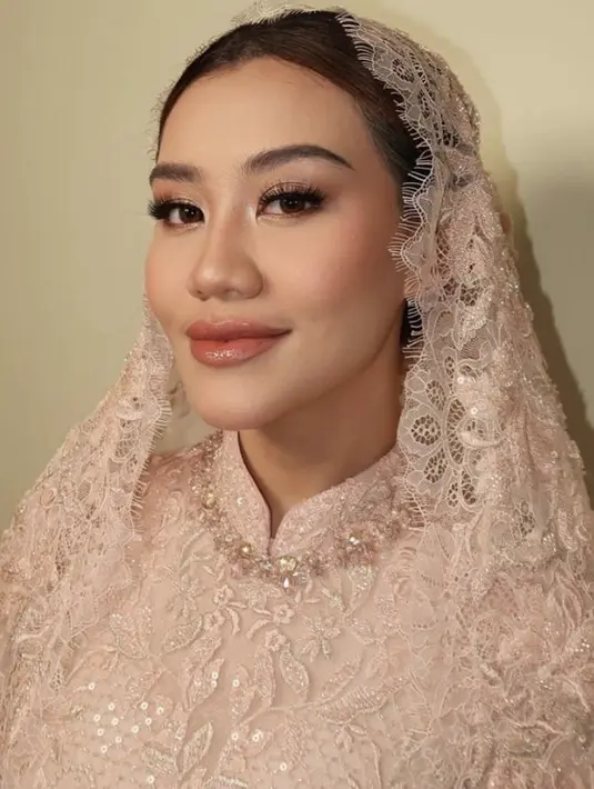 Aaliyah tampak dipulas dengan complexion matte finish. Kemudian kontur wajah disapukan secara lembut.   [@leofandi_]