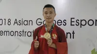 Ridel Yesaya Sumarandak melakukan selebrasi usai menjuarai E-Sports dari nomor Clash Royale di BritAma Arena, Jakarta, Senin, (27/8/2018). Ridel mencatat rekor sebagai peraih medali emas termuda di Asian Games 2018. (Bola.com/Vascal Sapta Hadi)