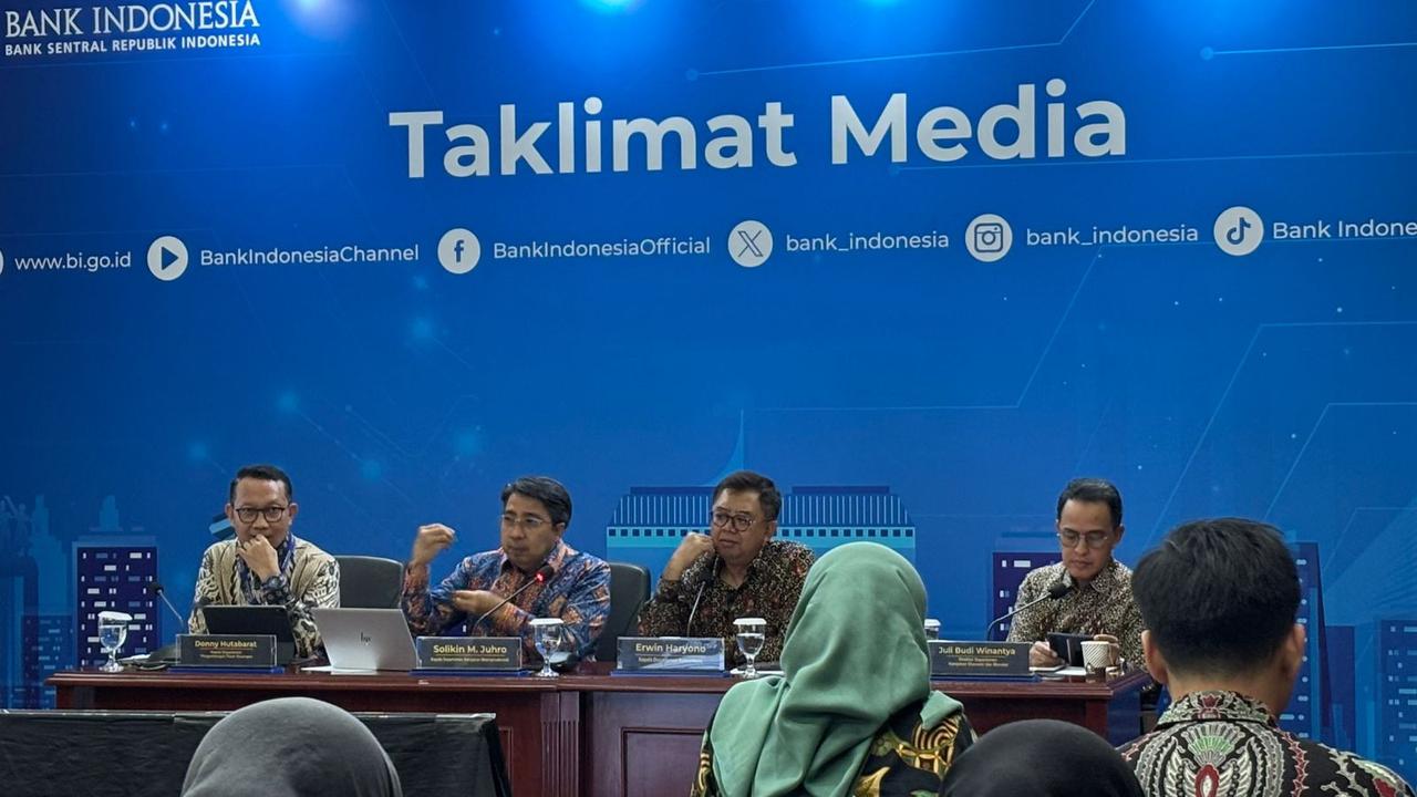 Direktur Departemen Kebijakan Ekonomi dan Moneter Bank Indonesia, Juli Budi Winantya dalam Taklimat Media di Gedung Bank Indonesia, Jakarta, Selasa (24/9/2024). (Tira/Liputan6.com)