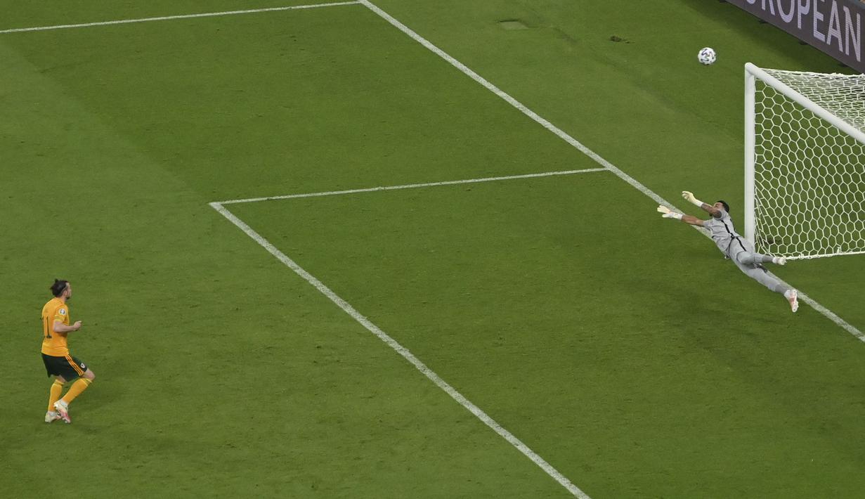 Gareth Bale membuang kesempatan emasnya pada menit ke-61 ketika ia gagal menjadi algojo di kotak terlarang setelah dirinya dilanggar oleh pemain Turki, Zeki Celik. Tendangan Bale terlalu deras hingga melambung jauh di atas mistar gawang Turki. (Foto: AP/Pool/Dan Mullan)