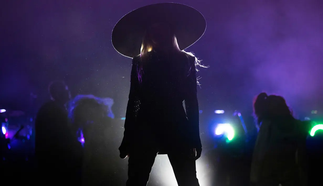 Penampilan penyanyi Beyonce dalam konser kampanye di Cleveland, Ohio, Jumat (4/11). Beyonce bersama suaminya, Jay Z menggelar konser bagi Capres AS Hillary Clinton untuk meraih suara pemilih muda berkulit hitam di Ohio. (AP Photo/Matt Rourke)