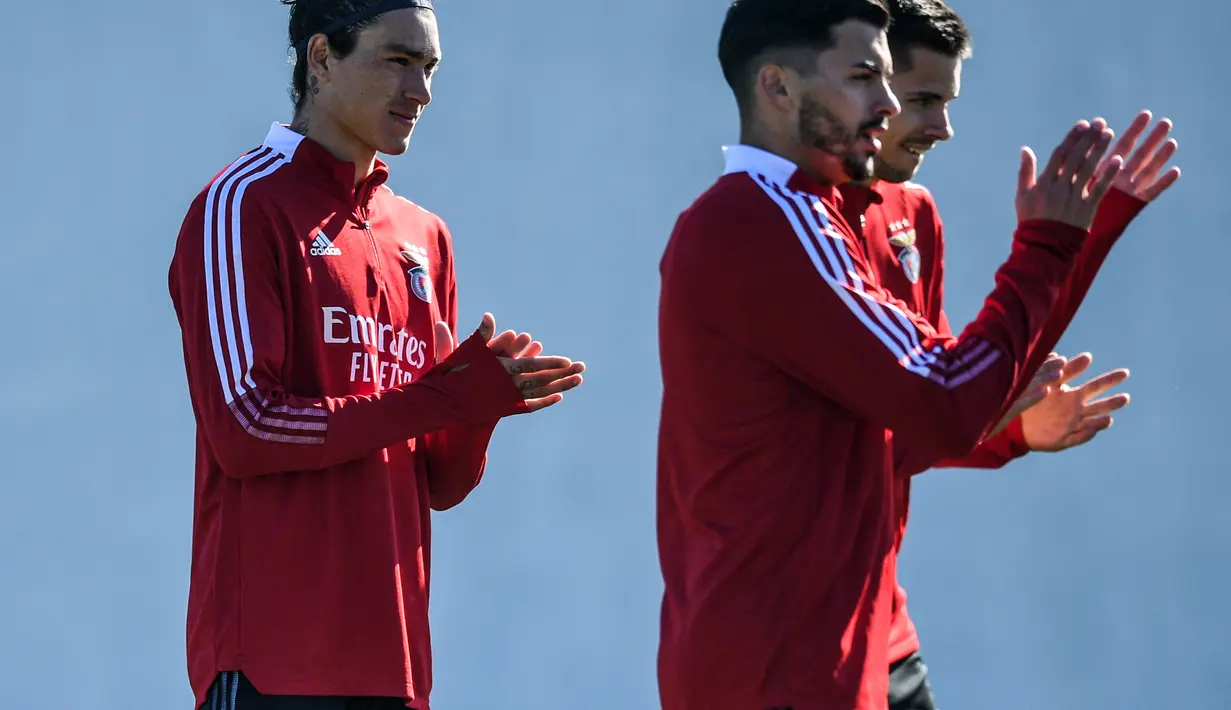 Para pemain Benfica mengambil bagian dalam sesi latihan di tempat latihan Kampus Benfica di Seixal dekat Lisbon (22/2/2022). Benfica akan bertanding melawan melawan Ajax pada leg pertama babak 16 besar Liga Champions di Estadio da Luz. (AFP/Patricia De Melo Moreira)