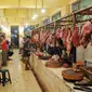 Aktivitas jual beli daging sapi di pasar daging tradisional Palmerah, Jakarta, Senin (4/7). H-2 Idul Fitri 1437 H, harga kebutuhan daging sapi meroket dari Rp 130.000 menjadi 150.000 per kilogram. (Liputan6.com/Helmi Afandi)