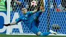 Kiper Rusia, Igor Akinfeev menahan tendangan penalti timnas Spanyol pada babak 16 besar Piala Dunia 2018 di Stadion Luzhniki, Minggu (1/7). Rusia lolos ke perempat final setelah menang adu penalti 4-3 atas Spanyol. (AP/ Victor R. Caivano)