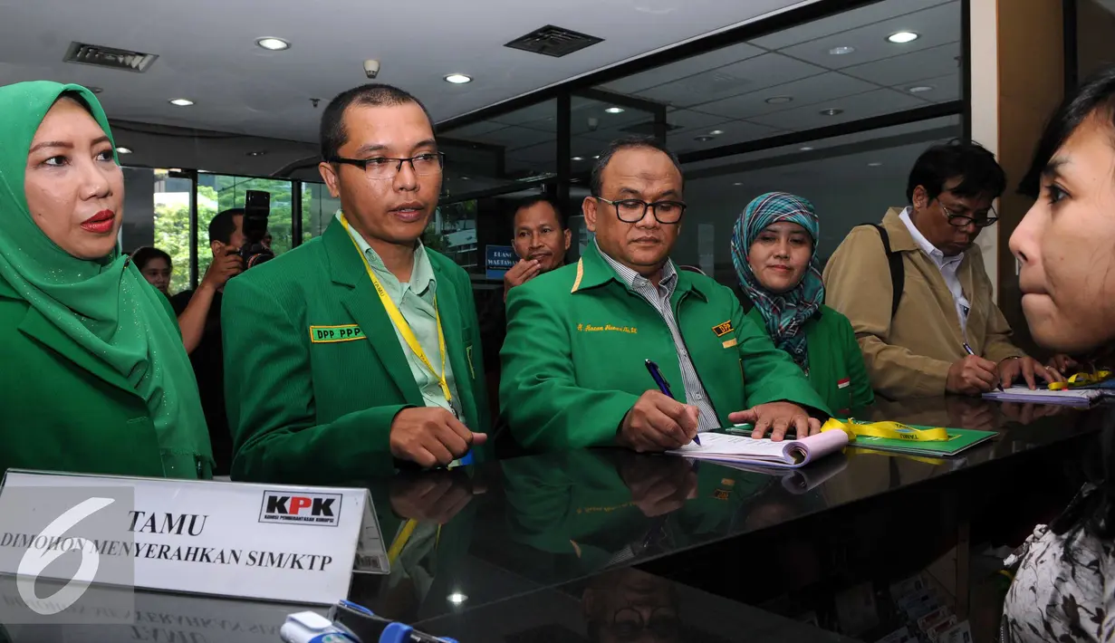 Ketua Muktamar PPP di Bandung Hasan Husairi dan Wasekjen DPP PPP Achmad Baidowi mengisi buku tamu KPK, Jakarta (4/3). Kedatangannya untuk memantau adanya politik uang di Muktamar PPP yang akan diselenggarakan pada bulan April. (Liputan6.com/Helmi Afandi)