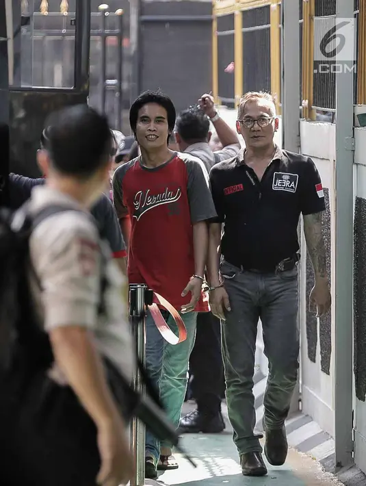 Aktor senior Tio Pakusadewo dikawal petugas saat akan menjalani sidang di Pengadilan Negeri Jakarta Selatan, Senin (30/4). Sebelum ditahan di Rutan Cipinang, Tio sempat menjalani rehabilitasi di RS Bhayangkara Sespimma Polri. (Liputan6.com/Faizal Fanani)