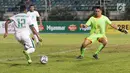 Pemain Timnas U-19 Indonesia M. Rifad Marasabessy menendang bola dengan kawalan kiper Filipina, Quincy Kammeraad dalam laga kedua Grup B Piala AFF U-18 di Thuwunna Stadium, Myanmar, Kamis (8/9). Indonesia menang telak 9-0. (Liputan6.com/Yoppy Renato)