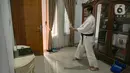 Charlie (28) instruktur karate mengajar murid secara virtual di Jakarta, Sabtu (13/2/2021). Selama pandemi Covid-19 murid-murid berlatih setiap hari Sabtu sekitar 1.5 jam. (Liputan6.com/Faizal Fanani)
