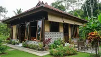 8 Desain Rumah Desa Adem dengan Taman Samping dan Dinding Semi Terbuka, Jadi Contoh Hunian Pensiun