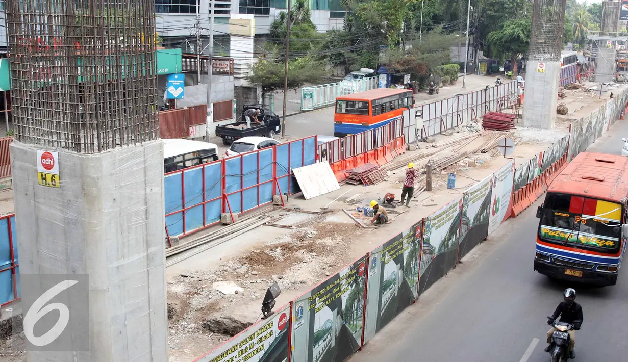 Aktivitas para pekerja saat menyelesaikan pembangunan jalan layang khusus Transjakarta koridor XIII Ciledug-Tendean, Jakarta, Selasa (23/6/2015). Proyek jalan layang yang mencapai Rp 2,5 triliun bisa digunakan 2016 mendatang. (Liputan6.com/Helmi Afandi)