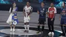 Pedangdut, Via Vallen bernyanyi bersama para pemain sepak bola saat menjadi pengisi acara peluncuran Liga 1 2018 di Studio 5 Indosiar, Senin (19/3). Di atas panggung, Via Vallen terlihat diapit atlet lapangan hijau itu. (Liputan6.com/Faizal Fanani)