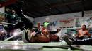 Pegulat yang dikenal sebagai Gio Malkriado menyerang lawannya, Ciclope dengan menggunakan lampu tabung panjang saat pertandingan gulat di Arena Neza di pinggiran Mexico City, Meksiko (28/10). (Reuters/ Carlos Jasso)
