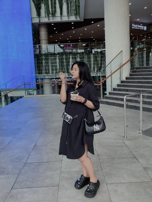 Meski biasanya berat badan bertambah saat sedang hamil, namun Adinda Azani tetap ideal dan tidak terlihat pertambahan berat badan secara signifikan netizen pun memujinya sedemikian rupa. Disebut cantik alami, netizen penasaran dengan wajah anak Adinda dan Armand Zachary nantinya. Selain parasnya, penampilan simpel Adinda dengan dress hitam juga curi perhatian. (Liputan6.com/IG/@dindazani)