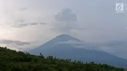 Pemandangan Gunung Agung yang terlihat dari kawasan Pantai Amed, Karangasem, Bali, Rabu (6/12). Kawasan Amed ini merupakan destinasi yang terkenal dengan keindahan alam bawah lautnya. (Liputan6.com/Immanuel Antonius)