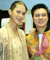 Baim Wong dan Paula Verhoeven menjadi pasangan serasi yang datang dalam malam kebudayaan Indonesia. Harmoni keindahan dan keragaman budaya dari tari, musik, lagu, hingga wastra Nusantara terangkum pada Pagelaran Sabang Merauke. [Foto: Bambang E Ros/Fimela.com]
